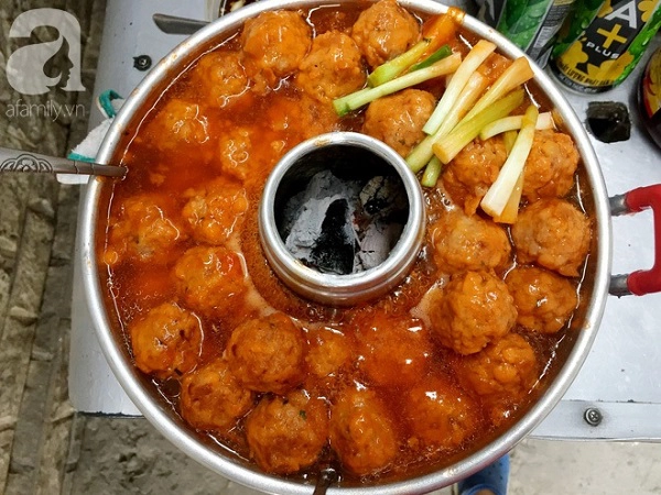 xe-banh-mi-ngon-nuc-tieng-sai-gon-cua-ba-tu-trau-hon-60-nam-nep-minh-trong-hem-nho-ban-tu-toi-khuya-toi-sang-hom-sau-ivivu-11