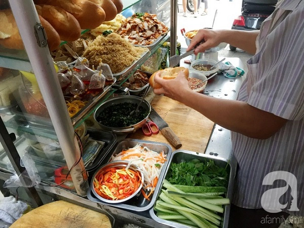 xe-banh-mi-ngon-nuc-tieng-sai-gon-cua-ba-tu-trau-hon-60-nam-nep-minh-trong-hem-nho-ban-tu-toi-khuya-toi-sang-hom-sau-ivivu-10