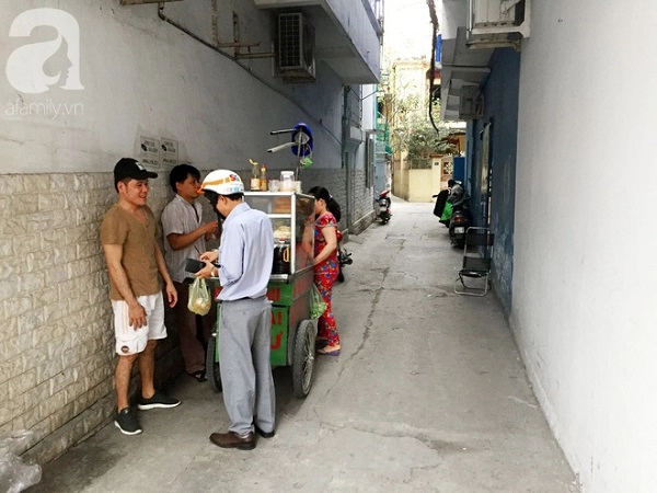 xe-banh-mi-ngon-nuc-tieng-sai-gon-cua-ba-tu-trau-hon-60-nam-nep-minh-trong-hem-nho-ban-tu-toi-khuya-toi-sang-hom-sau-ivivu-14