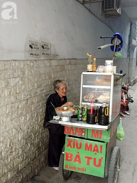 xe-banh-mi-ngon-nuc-tieng-sai-gon-cua-ba-tu-trau-hon-60-nam-nep-minh-trong-hem-nho-ban-tu-toi-khuya-toi-sang-hom-sau-ivivu-13