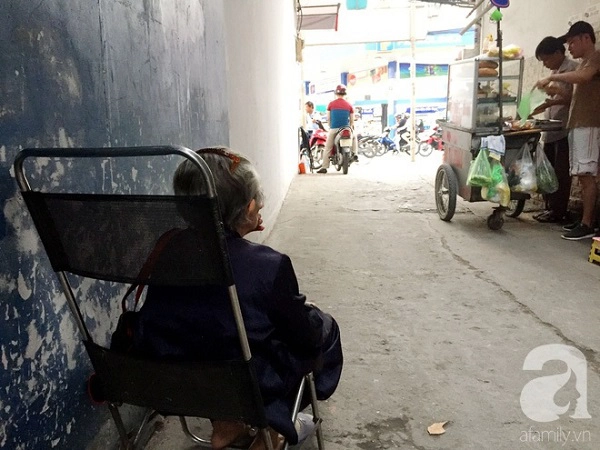 xe-banh-mi-ngon-nuc-tieng-sai-gon-cua-ba-tu-trau-hon-60-nam-nep-minh-trong-hem-nho-ban-tu-toi-khuya-toi-sang-hom-sau-ivivu-15