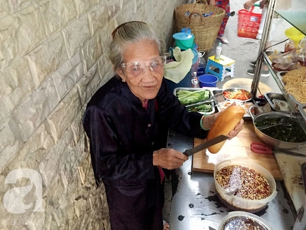 xe-banh-mi-ngon-nuc-tieng-sai-gon-cua-ba-tu-trau-hon-60-nam-nep-minh-trong-hem-nho-ban-tu-toi-khuya-toi-sang-hom-sau-ivivu-4