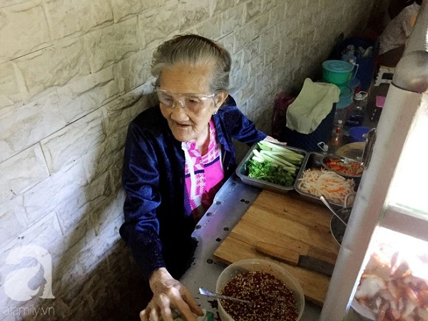 xe-banh-mi-ngon-nuc-tieng-sai-gon-cua-ba-tu-trau-hon-60-nam-nep-minh-trong-hem-nho-ban-tu-toi-khuya-toi-sang-hom-sau-ivivu-6