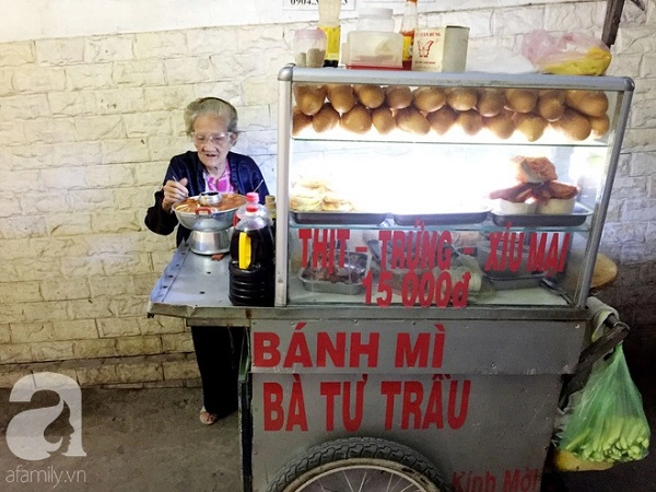 xe-banh-mi-ngon-nuc-tieng-sai-gon-cua-ba-tu-trau-hon-60-nam-nep-minh-trong-hem-nho-ban-tu-toi-khuya-toi-sang-hom-sau-ivivu-5