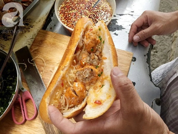 xe-banh-mi-ngon-nuc-tieng-sai-gon-cua-ba-tu-trau-hon-60-nam-nep-minh-trong-hem-nho-ban-tu-toi-khuya-toi-sang-hom-sau-ivivu-8