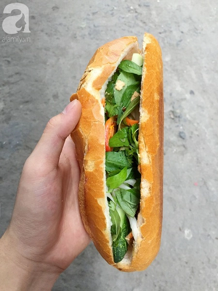 xe-banh-mi-ngon-nuc-tieng-sai-gon-cua-ba-tu-trau-hon-60-nam-nep-minh-trong-hem-nho-ban-tu-toi-khuya-toi-sang-hom-sau-ivivu-7
