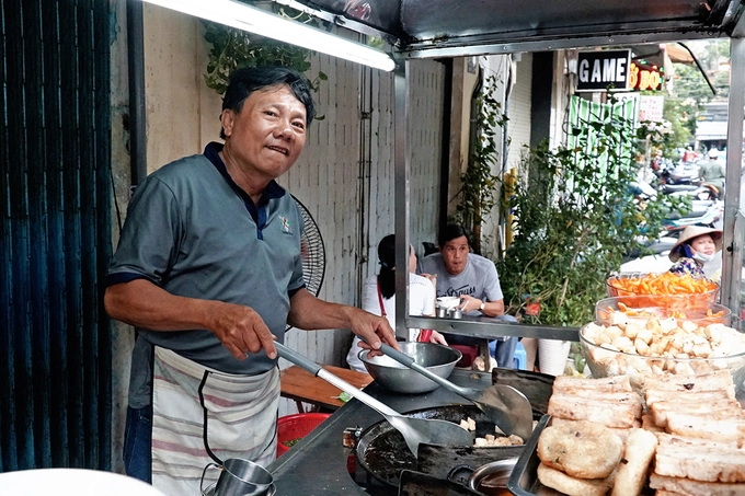 Nằm gọn trong lòng một con hẻm thông giữa hai đường Võ Văn Tần và Nguyễn Thị Minh Khai (quận 3), quán bột chiên của anh Bảy và chị Chi được nhiều thực khách biết đến bởi đã có mặt ở Sài Gòn từ lâu. Anh Bảy cho hay, quán được vợ chồng anh mở từ những năm 1990, khi những món ăn chơi ở thành phố chưa nở rộ như bây giờ. "Từ đó đến nay chúng tôi chỉ bán đúng một vị trí là trong hẻm", anh Bảy nói. Nằm gọn trong lòng một con hẻm thông giữa hai đường Võ Văn Tần và Nguyễn Thị Minh Khai (quận 3), quán bột chiên của anh Bảy và chị Chi được nhiều thực khách biết đến bởi đã có mặt ở Sài Gòn từ lâu. Anh Bảy cho hay, quán được vợ chồng anh mở từ những năm 1990, khi những món ăn chơi ở thành phố chưa nở rộ như bây giờ. "Từ đó đến nay chúng tôi chỉ bán đúng một vị trí là trong hẻm", anh Bảy nói.
