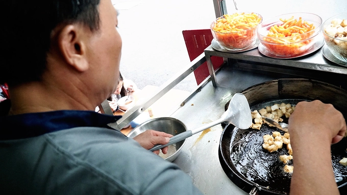 Chị Chi kể ngày trước khách đến quán không đông đúc như bây giờ. "Hồi đó chúng tôi chỉ phục vụ người sống quanh đây. Từ ngày công nghệ phát triển, khách đến ăn chụp ảnh rồi úp lên mạng nên quán được nhiều người biết đến hơn", chị Chi nói. Chị Chi kể ngày trước khách đến quán không đông đúc như bây giờ. "Hồi đó chúng tôi chỉ phục vụ người sống quanh đây. Từ ngày công nghệ phát triển, khách đến ăn chụp ảnh rồi úp lên mạng nên quán được nhiều người biết đến hơn", chị Chi nói.