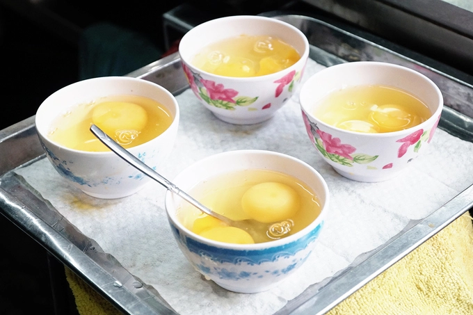 Trứng gà được đập sẵn trong chén để tiện phục vụ khi có khách đông. Mỗi suất ăn sẽ có 2 trứng. Khách có thể yêu cầu thêm theo nhu cầu. Trứng gà được đập sẵn trong chén để tiện phục vụ khi có khách đông. Mỗi suất ăn sẽ có 2 trứng. Khách có thể yêu cầu thêm theo nhu cầu.
