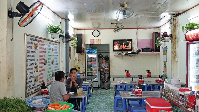 Địa chỉ này mở cửa đón khách từ 3h chiều mỗi ngày và đóng vào lúc nửa đêm. Nếu đi chơi về muộn, bạn cũng có thể ghé nơi này. Không gian quán không quá rộng nhưng sạch sẽ. Do nằm trong hẻm, chỗ để xe hạn chế vào khoảng 7h tối, là lúc khách đông nhất Địa chỉ này mở cửa đón khách từ 3h chiều mỗi ngày và đóng vào lúc nửa đêm. Nếu đi chơi về muộn, bạn cũng có thể ghé nơi này. Không gian quán không quá rộng nhưng sạch sẽ. Do nằm trong hẻm, chỗ để xe hạn chế vào khoảng 7h tối, là lúc khách đông nhất
