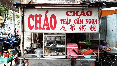 Quán nằm ở đầu một con hẻm rộng trên đường Nguyễn Trãi, quận 5. Ảnh: Di Vỹ.