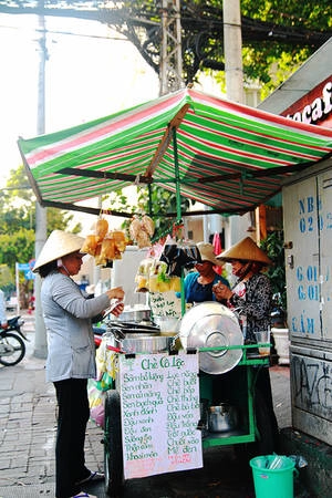 Với nhiều loại chè khác nhau như: chè đậu xanh, đậu đen, đậu trắng, chè bưởi, chè thưng, chè trôi, sâm bổ lượng,... thực khách thoải mái lựa chọn vị yêu thích với giá hết sức phải chăng. Với nhiều loại chè khác nhau như: chè đậu xanh, đậu đen, đậu trắng, chè bưởi, chè thưng, chè trôi, sâm bổ lượng,... thực khách thoải mái lựa chọn vị yêu thích với giá hết sức phải chăng.