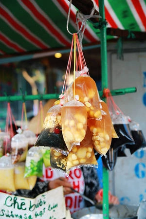 Ngoài việc thưởng thức tại chỗ, bạn cũng có thể ghé qua mua về nếu như không có thời gian. Những túi chè treo cao, bắt mắt với màu sắc đa dạng. Ngoài việc thưởng thức tại chỗ, bạn cũng có thể ghé qua mua về nếu như không có thời gian. Những túi chè treo cao, bắt mắt với màu sắc đa dạng.