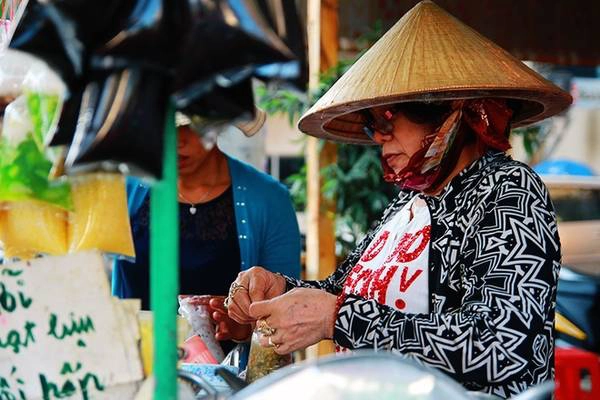 Đã gần 60 tuổi, nhưng bà Lộc vẫn rất nhanh nhẹn, khéo léo rót từng ly hay buộc mấy bịch chè treo lên xe. Mỗi ngày bà cùng con cháu trong gia đình mất gần 6 giờ để chuẩn bị và nấu các món chè. Xe chè vì vậy nổi tiếng không chỉ ngon, mà còn sạch nhờ vào sự chuẩn bị cẩn thận trong từng khâu. Đã gần 60 tuổi, nhưng bà Lộc vẫn rất nhanh nhẹn, khéo léo rót từng ly hay buộc mấy bịch chè treo lên xe. Mỗi ngày bà cùng con cháu trong gia đình mất gần 6 giờ để chuẩn bị và nấu các món chè. Xe chè vì vậy nổi tiếng không chỉ ngon, mà còn sạch nhờ vào sự chuẩn bị cẩn thận trong từng khâu.