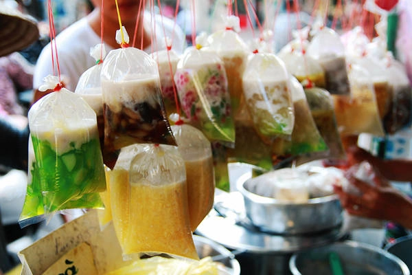 Đi qua nhiều năm như vậy, nơi này được lưu giữ trong ký ức của không ít người Sài Gòn. Có lẽ chính không gian giản dị lọt thỏm giữa thành phố hiện đại, sầm uất này mà thực khách vẫn trở lại đây ăn chè trong thời gian dài như vậy. Đi qua nhiều năm như vậy, nơi này được lưu giữ trong ký ức của không ít người Sài Gòn. Có lẽ chính không gian giản dị lọt thỏm giữa thành phố hiện đại, sầm uất này mà thực khách vẫn trở lại đây ăn chè trong thời gian dài như vậy.