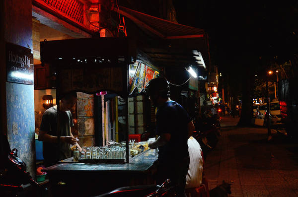 Xe chè nằm trên con đường Nguyễn Thái Bình (quận 1) không lúc nào vắng xe cộ. Theo lời chú Hưng, người chủ hiện tại thì nơi này mở cửa buôn bán từ năm 1958, do chú của chú Hưng, là ông Lâm Vinh Mậu đứng bán. Hai anh em chú Hưng tiếp quản xe chè từ khi người chú sang nước ngoài định cư, đến nay ngót nghét cũng hơn 20 năm. Xe chè nằm trên con đường Nguyễn Thái Bình (quận 1) không lúc nào vắng xe cộ. Theo lời chú Hưng, người chủ hiện tại thì nơi này mở cửa buôn bán từ năm 1958, do chú của chú Hưng, là ông Lâm Vinh Mậu đứng bán. Hai anh em chú Hưng tiếp quản xe chè từ khi người chú sang nước ngoài định cư, đến nay ngót nghét cũng hơn 20 năm.