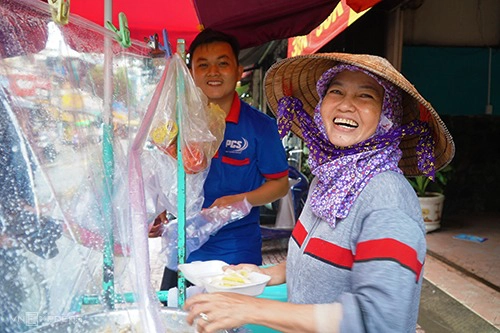 Bà Út (phải) một mình buôn bán, lâu lâu có con trai (đằng sau) hoặc em gái ra phụ hàng tại 684 Hưng Phú. Ảnh: Di Vỹ.