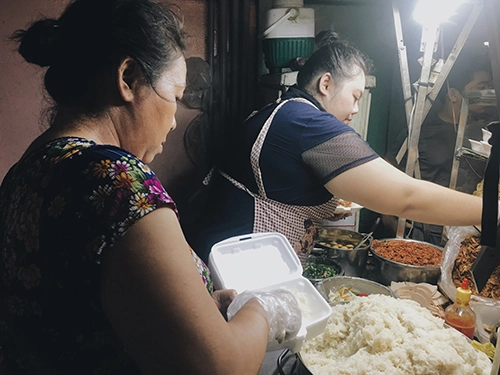 Cô Hạnh (trái) và con gái không ngưng tay vào giờ cao điểm. Ảnh: Di Vỹ. Cô Hạnh (trái) và con gái không ngưng tay vào giờ cao điểm. Ảnh: Di Vỹ.