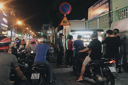 Khách nối hàng dài trước hàng xôi hơn 30 năm. Ảnh: Di Vỹ. Khách nối hàng dài trước hàng xôi hơn 30 năm. Ảnh: Di Vỹ.