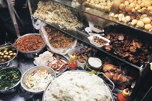 Quán xôi lấy lòng khách bởi nhiều món đồ ăn kèm. Ảnh: Di Vỹ. Quán xôi lấy lòng khách bởi nhiều món đồ ăn kèm. Ảnh: Di Vỹ.