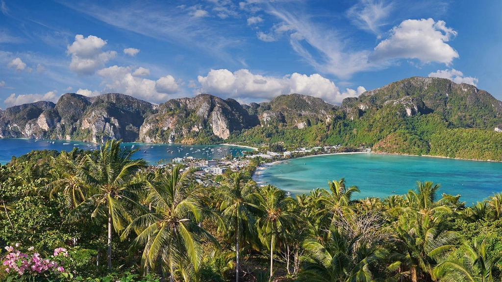 Koh Phi Phi là quần đảo lớn nằm ngoài khơi tỉnh Krabi, được tạo nên từ 6 hòn đào nhỏ, gồm Phi Phi Don, Phi Phi Leh, Mai Phai, Yung, Bida Nok và Bida Noi. Cái tên Koh Phi Phi bắt nguồn từ hình dáng của những hòn đảo. Nếu nhìn từ trên cao xuống, nơi này trông giống như hai chữ P nằm bên nhau. Chính vì thế, người phương Tây đã gọi nơi này bằng tên PP, còn người địa phương đọc lái đi là Phi Phi. Ảnh: Sunrise Divers. Koh Phi Phi là quần đảo lớn nằm ngoài khơi tỉnh Krabi, được tạo nên từ 6 hòn đào nhỏ, gồm Phi Phi Don, Phi Phi Leh, Mai Phai, Yung, Bida Nok và Bida Noi. Cái tên Koh Phi Phi bắt nguồn từ hình dáng của những hòn đảo. Nếu nhìn từ trên cao xuống, nơi này trông giống như hai chữ P nằm bên nhau. Chính vì thế, người phương Tây đã gọi nơi này bằng tên PP, còn người địa phương đọc lái đi là Phi Phi. Ảnh: Sunrise Divers.