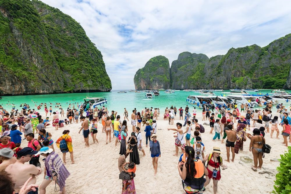 Khách du lịch đến đảo Phi Phi từng "phát cuồng" với vịnh Maya, nơi được chọn làm bối cảnh trong bộ phim The Beach với sự tham gia của tài tử Leonardo DiCaprio. Tuy nhiên, hồi tháng 5, chính quyền đã quyết định đóng cửa địa điểm này thêm để phục hồi hệ sinh thái biển. Lệnh cấm có hiệu lực đến tháng 2/2021. Hiện tại, du khách đến Koh Phi Phi sẽ không được tham quan chốn "tiên cảnh" này. Ảnh: Shutterstock. Khách du lịch đến đảo Phi Phi từng "phát cuồng" với vịnh Maya, nơi được chọn làm bối cảnh trong bộ phim The Beach với sự tham gia của tài tử Leonardo DiCaprio. Tuy nhiên, hồi tháng 5, chính quyền đã quyết định đóng cửa địa điểm này thêm để phục hồi hệ sinh thái biển. Lệnh cấm có hiệu lực đến tháng 2/2021. Hiện tại, du khách đến Koh Phi Phi sẽ không được tham quan chốn "tiên cảnh" này. Ảnh: Shutterstock.