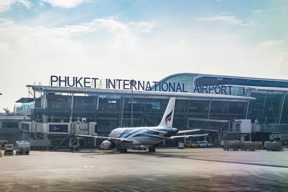 Do không có chuyến bay thẳng từ Việt Nam tới Koh Phi Phi, du khách sẽ phải đến Phuket hoặc Krabi để đi tàu ra đảo. Giá vé máy bay khứ hồi trong dịp tháng 6 từ Hà Nội hoặc TP.HCM đến Phuket dao động 3-5 triệu đồng. Bên cạnh đó, bạn cũng có thể bay khứ hồi từ hai thành phố này đến Krabi với giá khoảng 4-6 triệu đồng. Sau khi dành thời gian vui chơi, khám phá Phuket hoặc Krabi, du khách sẽ đi tàu cao tốc khoảng hơn một giờ để tới Koh Phi Phi. Giá vé trung bình khoảng 300.000 đồng/người. Ảnh: Shutterstock. Do không có chuyến bay thẳng từ Việt Nam tới Koh Phi Phi, du khách sẽ phải đến Phuket hoặc Krabi để đi tàu ra đảo. Giá vé máy bay khứ hồi trong dịp tháng 6 từ Hà Nội hoặc TP.HCM đến Phuket dao động 3-5 triệu đồng. Bên cạnh đó, bạn cũng có thể bay khứ hồi từ hai thành phố này đến Krabi với giá khoảng 4-6 triệu đồng. Sau khi dành thời gian vui chơi, khám phá Phuket hoặc Krabi, du khách sẽ đi tàu cao tốc khoảng hơn một giờ để tới Koh Phi Phi. Giá vé trung bình khoảng 300.000 đồng/người. Ảnh: Shutterstock.