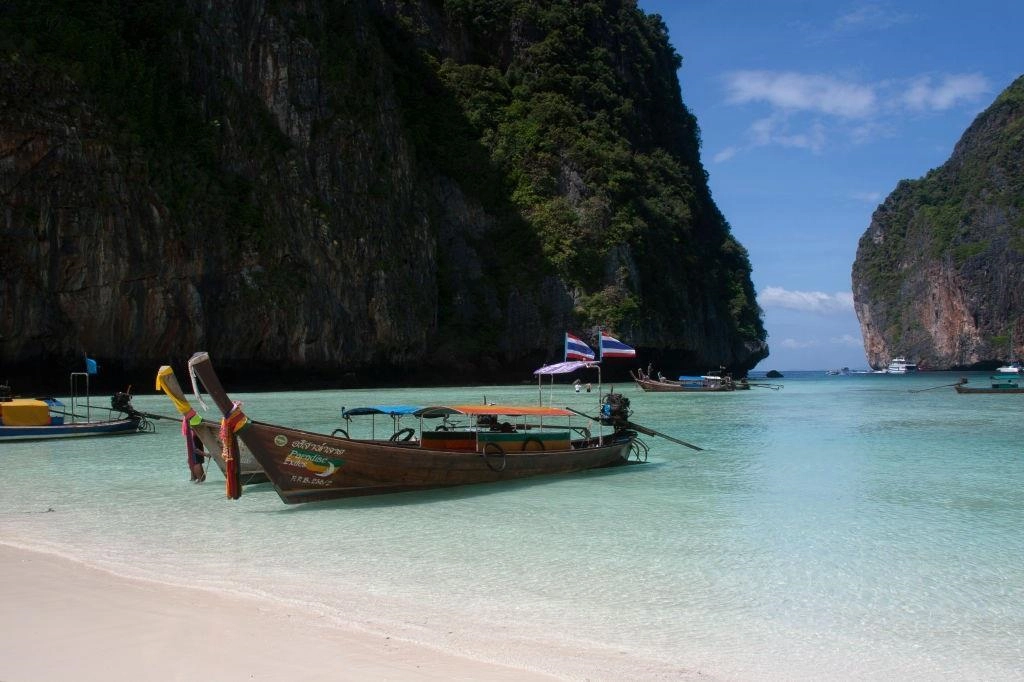 Khi đặt chân lên đảo chính Phi Phi, điều đầu tiên du khách cần làm là đóng phí vệ sinh đảo (khoảng 15.000 đồng). Trên các diễn đàn du lịch, nhiều ý kiến tán đồng với khoản thu này bởi cảnh quan ở Koh Phi Phi nổi tiếng với sự sạch sẽ. Khách sạn hay nhà nghỉ trên đảo đều khá đắt nên bạn cần đặt từ trước để tránh tình trạng đội giá. Ảnh: Getty. Khi đặt chân lên đảo chính Phi Phi, điều đầu tiên du khách cần làm là đóng phí vệ sinh đảo (khoảng 15.000 đồng). Trên các diễn đàn du lịch, nhiều ý kiến tán đồng với khoản thu này bởi cảnh quan ở Koh Phi Phi nổi tiếng với sự sạch sẽ. Khách sạn hay nhà nghỉ trên đảo đều khá đắt nên bạn cần đặt từ trước để tránh tình trạng đội giá. Ảnh: Getty.