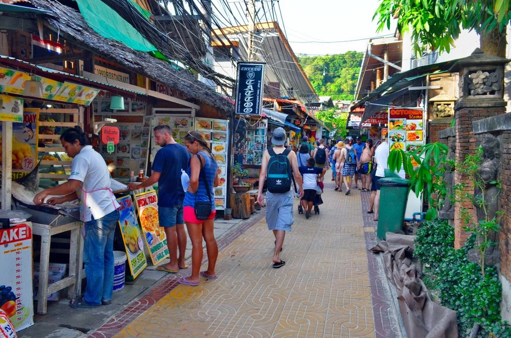 Sau khi check-in khách sạn và cất đồ, công cuộc khám phá Koh Phi Phi của bạn sẽ chính thức bắt đầu. Để tham quan các đảo nhỏ hoặc vịnh, du khách cần di chuyển bằng tàu. Xung quanh đảo chính có rất nhiều đại lý bán vé tour tham quan với giá dao động từ 300.000 đồng/người cho đoàn 10-15 khách. Bên cạnh đó, bạn cũng có thể chọn thuê tàu riêng nhưng giá sẽ đắt hơn (khoảng 1,2 triệu đồng/người cho 3 giờ và 1,8 triệu đồng/người cho 6 giờ). Ảnh: Shutterstock. Sau khi check-in khách sạn và cất đồ, công cuộc khám phá Koh Phi Phi của bạn sẽ chính thức bắt đầu. Để tham quan các đảo nhỏ hoặc vịnh, du khách cần di chuyển bằng tàu. Xung quanh đảo chính có rất nhiều đại lý bán vé tour tham quan với giá dao động từ 300.000 đồng/người cho đoàn 10-15 khách. Bên cạnh đó, bạn cũng có thể chọn thuê tàu riêng nhưng giá sẽ đắt hơn (khoảng 1,2 triệu đồng/người cho 3 giờ và 1,8 triệu đồng/người cho 6 giờ). Ảnh: Shutterstock.