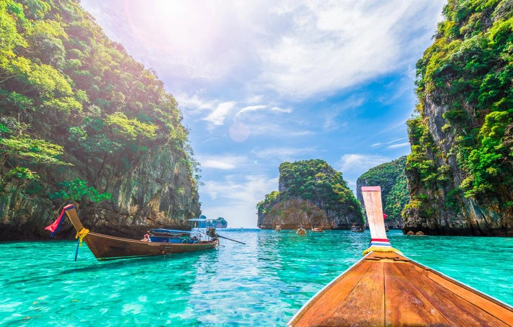 Các vịnh xung quanh Koh Phi Phi như Pileh hay Loh Samah cũng đều là những tọa độ bạn nên dành thời gian để thăm thú, chụp hình. Dòng nước xanh trong cùng hệ sinh thái biển tuyệt sắc khiến nhiều du khách đến đây như bị hớp hồn. Ảnh: Shutterstock. Các vịnh xung quanh Koh Phi Phi như Pileh hay Loh Samah cũng đều là những tọa độ bạn nên dành thời gian để thăm thú, chụp hình. Dòng nước xanh trong cùng hệ sinh thái biển tuyệt sắc khiến nhiều du khách đến đây như bị hớp hồn. Ảnh: Shutterstock.