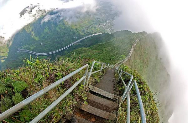Cầu thang Haiku 4.000 bậc dẫn lên đỉnh Pu'u Keahi a Kahoe ở đảo Oahu, Hawaii, Mỹ, hấp hẫn những du khách yêu mạo hiểm do có phong cảnh ngoạn mục. Ảnh: Placestoseeinyourlifetime. Cầu thang Haiku 4.000 bậc dẫn lên đỉnh Pu'u Keahi a Kahoe ở đảo Oahu, Hawaii, Mỹ, hấp hẫn những du khách yêu mạo hiểm do có phong cảnh ngoạn mục. Ảnh: Placestoseeinyourlifetime.