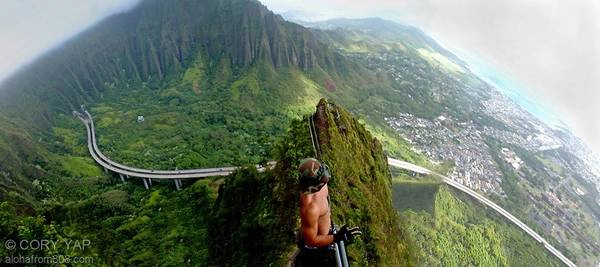 Chính quyền Hawaii đã đóng cửa “Cầu thang lên thiên đường” trong gần 30 năm qua, nhưng điều đó không ngăn được một lượng lớn du khách và người địa phương thử lòng can đảm ở đây. Ảnh: Alohafrom808. Chính quyền Hawaii đã đóng cửa “Cầu thang lên thiên đường” trong gần 30 năm qua, nhưng điều đó không ngăn được một lượng lớn du khách và người địa phương thử lòng can đảm ở đây. Ảnh: Alohafrom808.