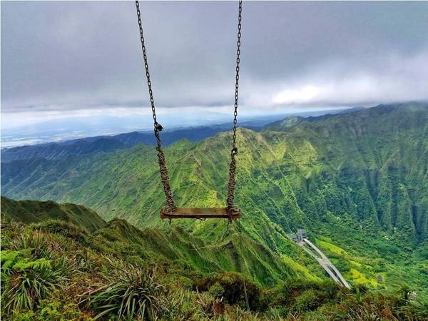 Giờ đây, một xích đu dựng tạm với xích sắt treo trên hai cột chống rỉ sét trên khe vực nhìn ra phía đông Oahu đang trở thành hiện tượng trên Instagram. Ảnh: Pd_rawr/Instagram. Giờ đây, một xích đu dựng tạm với xích sắt treo trên hai cột chống rỉ sét trên khe vực nhìn ra phía đông Oahu đang trở thành hiện tượng trên Instagram. Ảnh: Pd_rawr/Instagram.