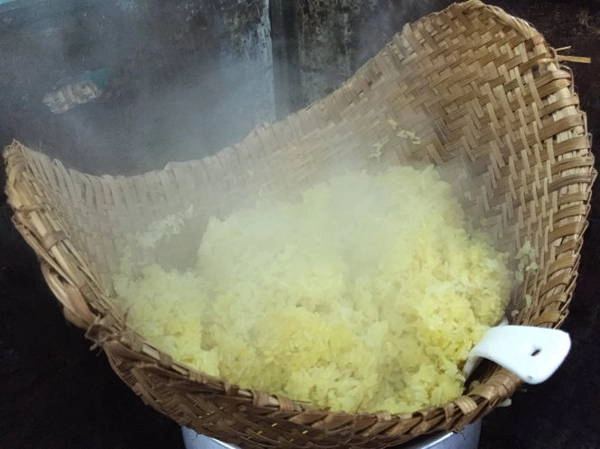 Rá xôi vừa đồ còn bốc khói - Ảnh: Thủy OCG Rá xôi vừa đồ còn bốc khói - Ảnh: Thủy OCG