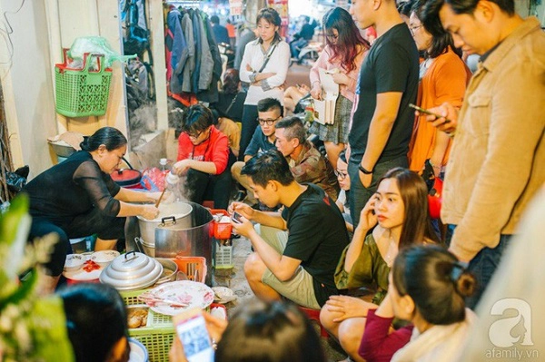 Quán xôi cô Sòn hễ dọn hàng là đã có khách đợi sẵn.