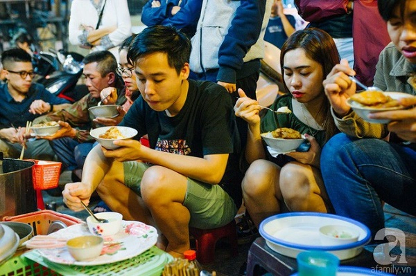 xoi-co-son-quan-xoi-ha-noi-rat-ngon-nhung-muon-an-phai-cho-lau-nhu-xem-co-dau-8-tuoi-ivivu-10