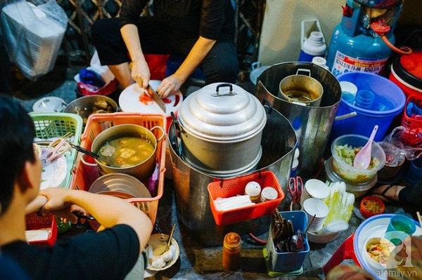 Gánh hàng của cô chỉ tuềnh toàng vài cái ghế ngồi, ít bát, nồi thịt.