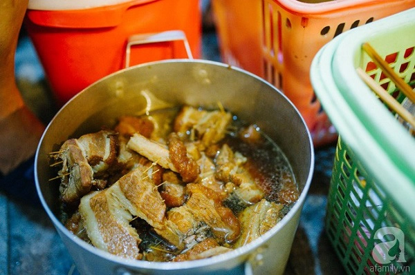 Món thịt khô gây ngiện của cô Sòn với những miếng thịt cắm tăm, bì xăm, rán sơ rồi mới kho.