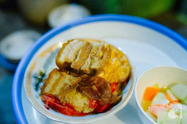Bát xôi thịt, thêm trứng ốp là món ưa thích của nhiều người.