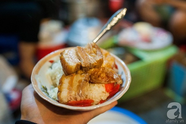 Còn gì hấp dẫn bằng miếng thịt kho nhừ, có cả nạc, cả mỡ lại thêm tí sụn giòn giòn.