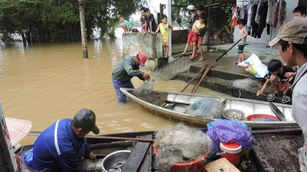 Sau vài giờ trên con nước bạc, khoang thuyền đã có nhiều cá trũ với đủ loại, kích cỡ lớn nhỏ - Ảnh: T.Ly