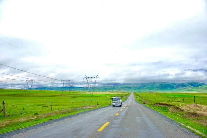 Hồ Thanh Hải cách thành phố Tây Ninh (Trung Quốc) tầm 140 km. Xe đi đường đồi núi nhưng không qua đèo vì có đường hầm xuyên qua từng đoạn núi. Những con đường băng qua thảo nguyên rộng, khoáng đãng, mang lại cảm giác tự do tự tại. Hồ Thanh Hải cách thành phố Tây Ninh (Trung Quốc) tầm 140 km. Xe đi đường đồi núi nhưng không qua đèo vì có đường hầm xuyên qua từng đoạn núi. Những con đường băng qua thảo nguyên rộng, khoáng đãng, mang lại cảm giác tự do tự tại.