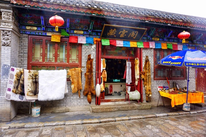 Từ thành phố Tây Ninh đến hồ tầm 140 km, du khách dừng tại 5 điểm nhỏ để tham quan và ăn uống. Dạo quanh thành cổ Dan Gar, bạn bắt gặp nhiều cửa hàng bán đồ da thú, đồ lưu niệm. Ở đây có 2 ngôi đền, vé vào cổng lần lượt 10 và 15 tệ/người (khoảng 33.000 và 50.000 đồng). Từ thành phố Tây Ninh đến hồ tầm 140 km, du khách dừng tại 5 điểm nhỏ để tham quan và ăn uống. Dạo quanh thành cổ Dan Gar, bạn bắt gặp nhiều cửa hàng bán đồ da thú, đồ lưu niệm. Ở đây có 2 ngôi đền, vé vào cổng lần lượt 10 và 15 tệ/người (khoảng 33.000 và 50.000 đồng).