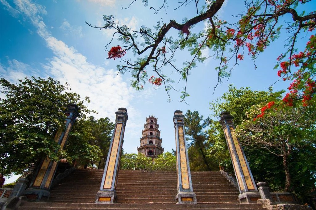 Cầu nguyện: Phật giáo là một phần trong đời sống hàng ngày của người dân tại vùng đất cố đô từ thế kỷ 16. Du khách có thể đến thăm các ngôi chùa trong nội thành hoặc những khu vực xung quanh, dành hàng giờ đồng hồ tập thiền và đàm đạo với các vị sư thầy. Bạn có thể ghé thăm các ngôi chùa nổi tiếng như Thiên Mụ, Thiền Lân, Huyền Không... để tận hưởng không gian yên tĩnh, tâm thanh tịnh. Ảnh: Agoda.