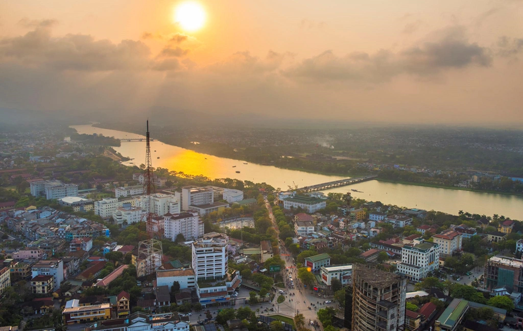 Yêu: Trong chuyến khám phá xứ Huế, bạn sẽ thích những gì nhìn thấy và yêu những nơi đặt chân đến. Bạn thêm yêu mảnh đất thơ mộng này khi dạo bước dọc sông Hương, ngắm hoàng hôn khuất dần sau Đại Nội hay chìm đắm vào thiên nhiên tại công viên quốc gia Bạch Mã. Ảnh: Lê Huy Hoàng Hải.