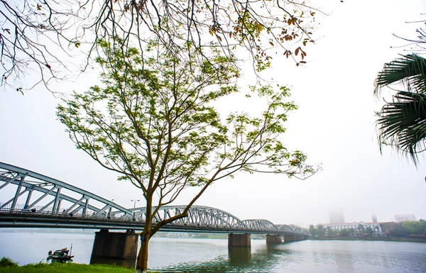 Cầu Trường Tiền hiện dần ra như chiếc lược ngà trên mái tóc cô gái mộng mơ. Cầu Trường Tiền hiện dần ra như chiếc lược ngà trên mái tóc cô gái mộng mơ.