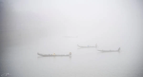 Những chiếc thuyền câu bé nhỏ giữa làn sương trắng. Cuộc sống như chậm lại trong những sáng sương mù về, ai cũng chậm lại để ngắm nhìn nét huyền ảo của xứ mộng mơ. Những chiếc thuyền câu bé nhỏ giữa làn sương trắng. Cuộc sống như chậm lại trong những sáng sương mù về, ai cũng chậm lại để ngắm nhìn nét huyền ảo của xứ mộng mơ.