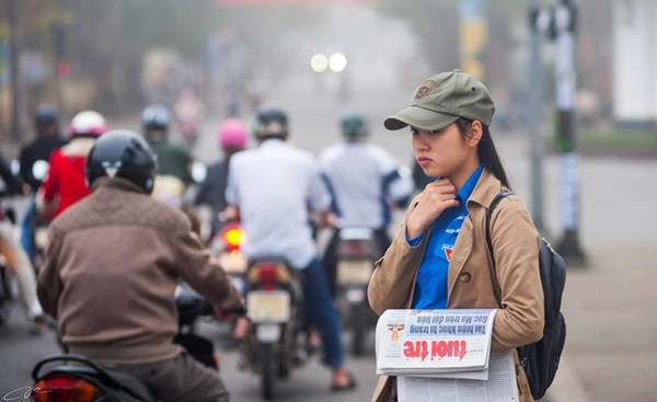 Cô bé sinh viên bán báo trong buổi sáng mờ sương. Cô bé sinh viên bán báo trong buổi sáng mờ sương.