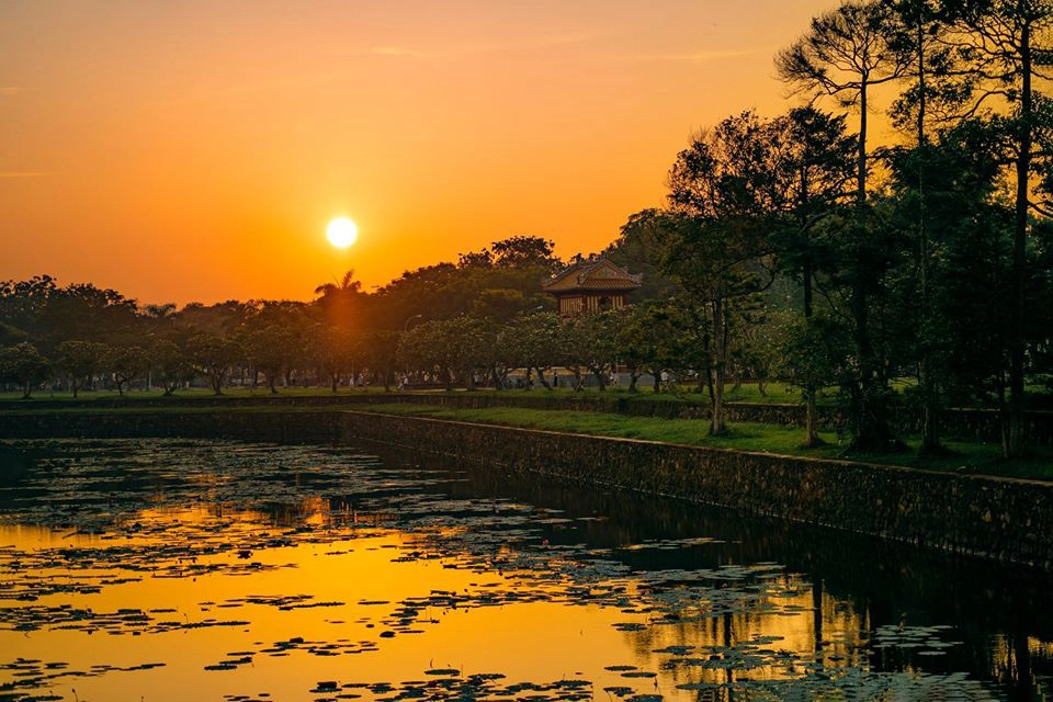 Nằm trên trục dọc từ Kỳ đài đến Phu Văn Lâu, Nghênh Lương đình là di tích được xây dựng dưới thời Nguyễn, dùng làm nơi nghỉ chân của nhà vua trước khi lên thuyền rồng trên sông Hương. Công trình soi bóng xuống hồ sen, lấp lánh ánh nước cam, vàng, tạo nên bức tranh thiên nhiên đầy chất thơ.