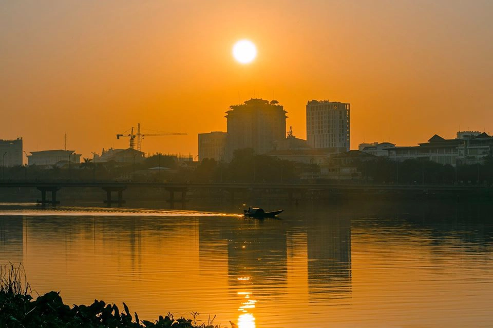 Sông Hương là nguồn cảm hứng của nhiều sáng tác văn, thơ, điểm dừng chân của du khách khi đến cố đô. Trong buổi sớm mai, đất trời, sóng nước như hòa làm một, tất cả được nhuộm sắc vàng mơ màng. Trong bức tranh tĩnh lặng, thỉnh thoảng, bạn sẽ bắt gặp một vài con đò chạy qua, nghe được âm thanh "gõ mõ" bắt cá của người dân địa phương.